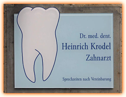 Praxisschild der Zahnarztpraxis Dr. Krodel · Zahngesundheit & -ästhetik · Auerbach/Oberpfalz Michelfeld